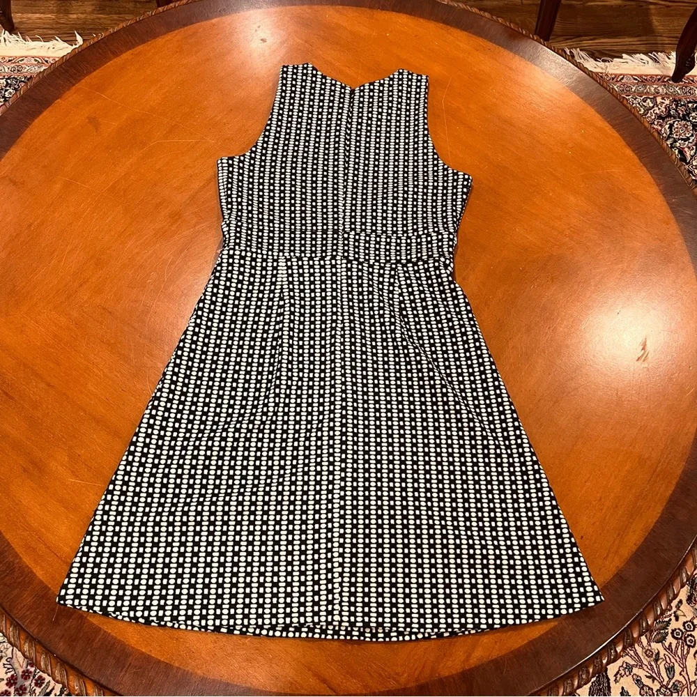 NEW $80 Ann Taylor LOFT Sleeveless Knee-Length Fit & Flare Dress Black Geo Print - Picture 3 of 16
